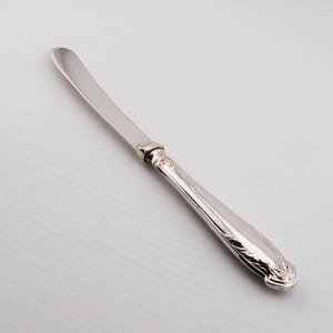 Ein reizendes antikes Buttermesser oder Butterstreicher mit gepunztem Silbergriff, 1912