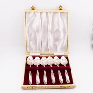 A lovely set of good silver plated Teaspoons in original fitted box.