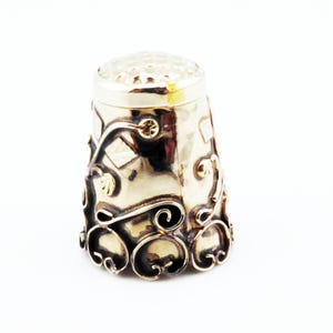 A pretty silver metal Thimble
