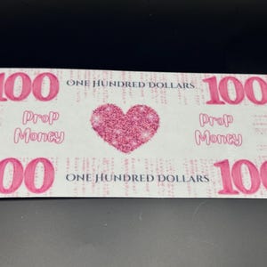 Nota de 100 dólares com design de coração e dinheiro rosa