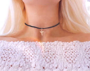 Collier ras de cou réglable en chanvre blanc Mako avec dents de requin