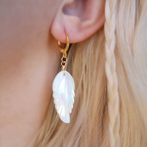 Feder Perlmutt Ohrringe: Gold Huggie Hoop, Boho Schmuck