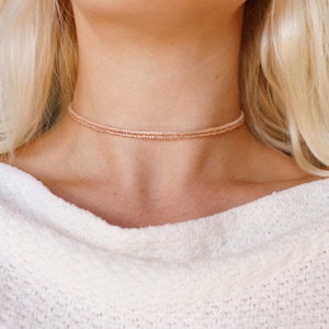 Collier ras de cou or rose orné de perles