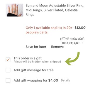 Pu&ograve; includere: Un anello d'argento con un designo a forma di sole e luna. L'anello &egrave; regolabile e ha uno stile midi. Il testo "Let me know your order is a gift!" &egrave; anche visibile nell'immagine.
