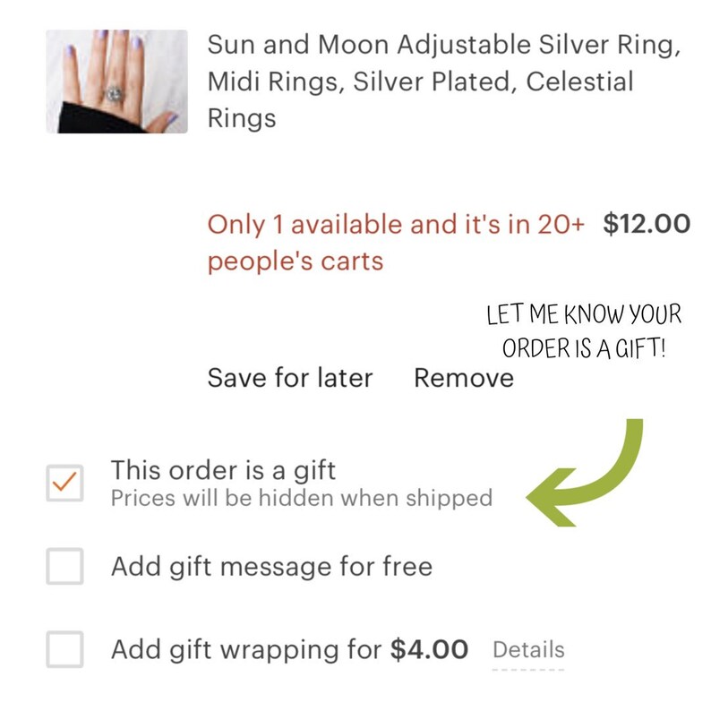Pu&ograve; includere: Un anello d'argento con un designo a forma di sole e luna. L'anello &egrave; regolabile e ha uno stile midi. Il testo "Let me know your order is a gift!" &egrave; anche visibile nell'immagine.