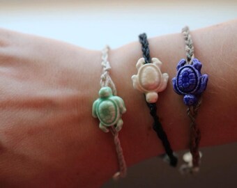 Keramik Meeresschildkröte mit geflochtenen Hanf Armbändern oder Fußkettchen