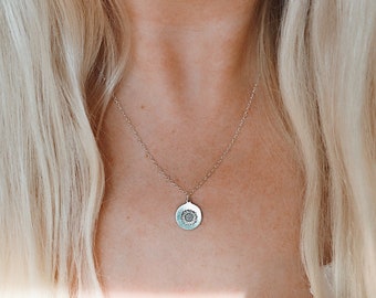 Collana con stampa a mano di girasole