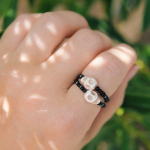 Bague en perles de rocaille tête de mort