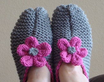 DIY- Breipatroon #77: Gebreide bloemenpantoffels met versiering langs de bovenrand-slipper, schoenmaten 6-9, gebreid PDF digitaal patroon