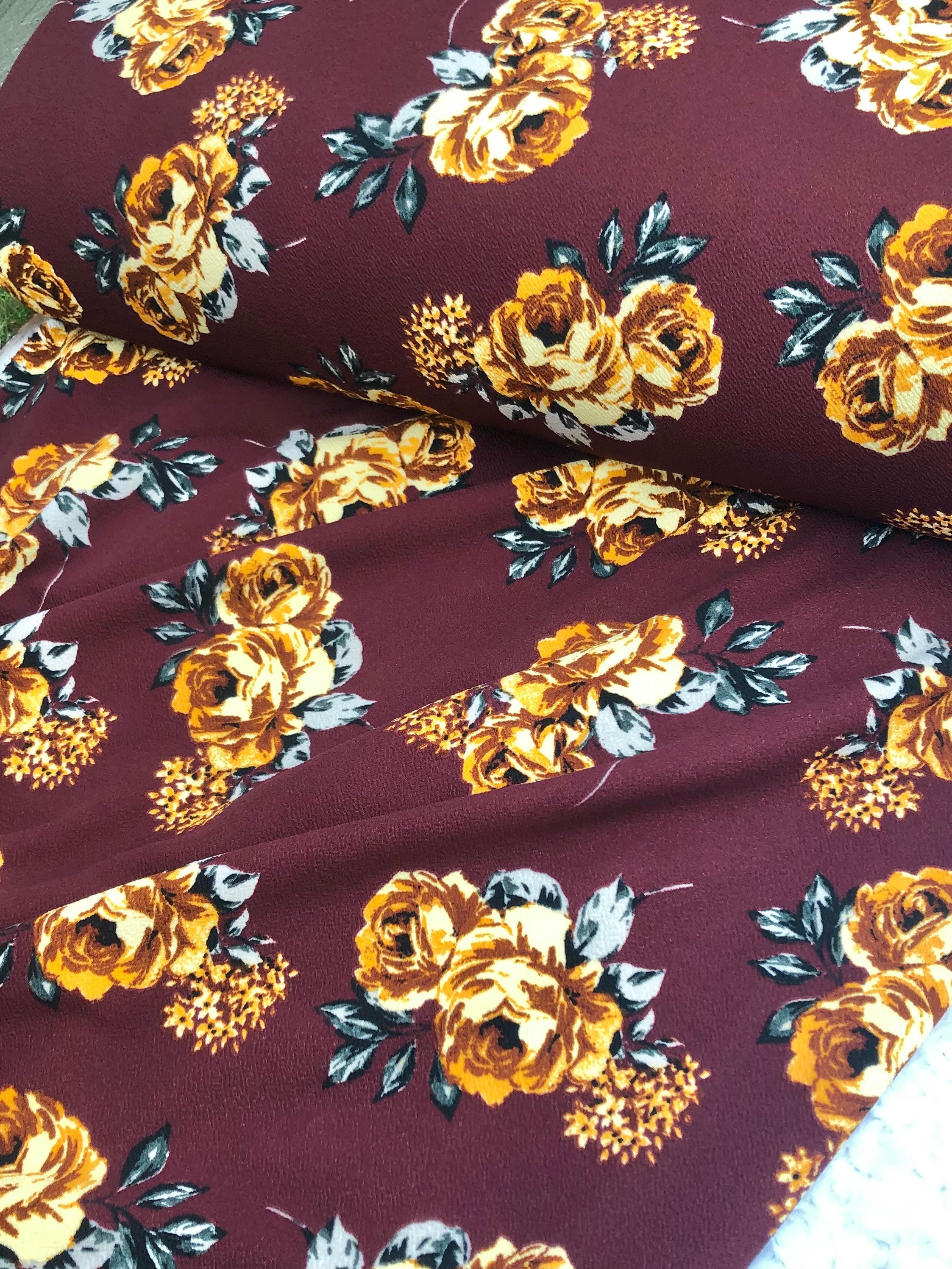Liverpool Gold Flowers en Borgoña 58/60"Wide Apparel Fabric cortado a medida/Media yarda