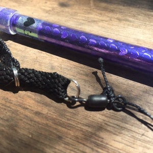 Różdżka lewitacyjna &quot;PLUR~ple Hearts&quot; Plur Levi-Wand autorstwa: HoopY FrooD