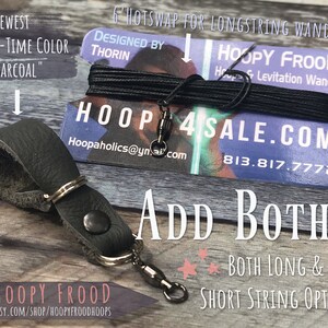 Może przedstawiać: Uchwyt do r&oacute;żdżki ze sk&oacute;ry w kolorze węgla drzewnego z metalowym zapięciem obrotowym i czarnym sznurkiem. Obraz zawiera tekst "HOOPY FROOD" i "ADD BOTH!" dla opcji długiego i kr&oacute;tkiego sznurka.