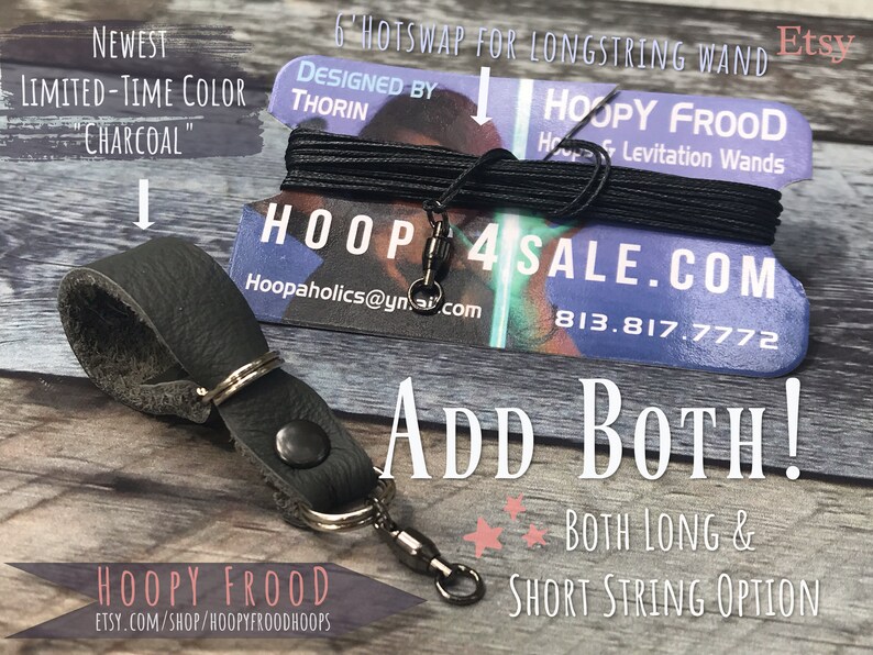 Może przedstawiać: Uchwyt do r&oacute;żdżki ze sk&oacute;ry w kolorze węgla drzewnego z metalowym zapięciem obrotowym i czarnym sznurkiem. Obraz zawiera tekst "HOOPY FROOD" i "ADD BOTH!" dla opcji długiego i kr&oacute;tkiego sznurka.