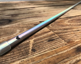 Nowość! „Mr Moonlight” – Różdżka Lewitująca – Srebrzysta, Gładka Satyna i Tęczowy Blask – Hoopy Frood