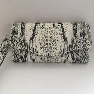 Handgefertigte Clutch-Brieftasche mit Riemen aus Schlangenleder-Effekt-Stoff mit passendem Spiegel