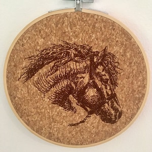 Decorativo appeso telaio puntato cavallo su sughero