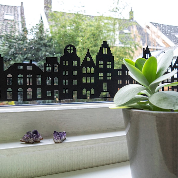 raamsticker | grachtenstraat | raamdecoratie | grachtenpanden | Amsterdam | herenhuis | rijtjeshuizen | Nederlands huis | trapgevel