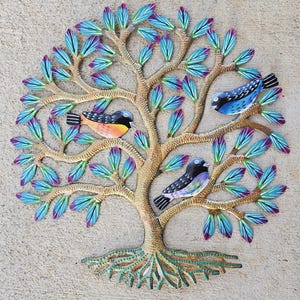Árbol dorado de 17" con hojas azules y pájaros, arte haitiano de metal pintado