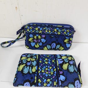 Cartera con cremallera y pulsera con estampado paisley parisino de Vera Bradley