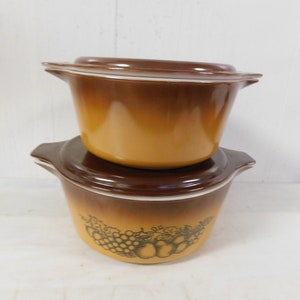 Pyrex Old Orchard Fruit Casserole Set 2 pc with Lids 1.5 & 2.5 Qt