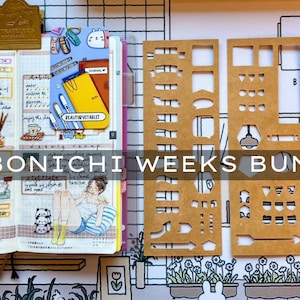 Può includere: Un pacchetto Hobonichi Weeks con un'agenda con illustrazioni colorate e stencil. L'agenda è aperta, mostrando note manoscritte, adesivi e una copertina gialla. Gli stencil sono in cartone marrone e hanno varie forme.