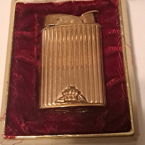 Beautiful Evans gold plated ribbed deco pocket lighter in box case