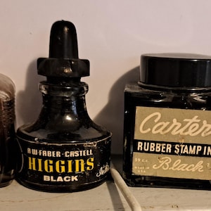 4 flaconi di inchiostro vintage: Parker Superchrome, Higgins, Carter (pieni) e Liberty (con inchiostro).