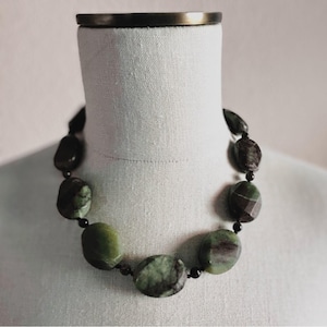 VINTAGE Hand Knotted Large Faceted Serpentine Stone Necklace