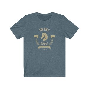 K&ouml;nnte beinhalten: Ein blaues T-Shirt mit einer Vintage-Grafik eines Pferdekopfes mit dem Text "The Pale Horse" und "Much Deeping, England".