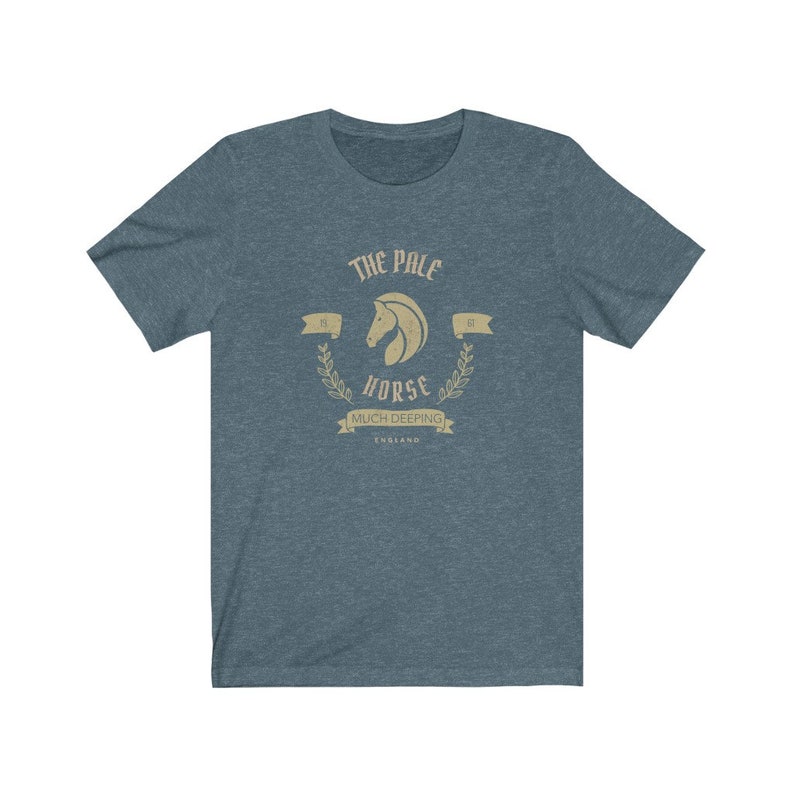 K&ouml;nnte beinhalten: Ein blaues T-Shirt mit einer Vintage-Grafik eines Pferdekopfes mit dem Text "The Pale Horse" und "Much Deeping, England".