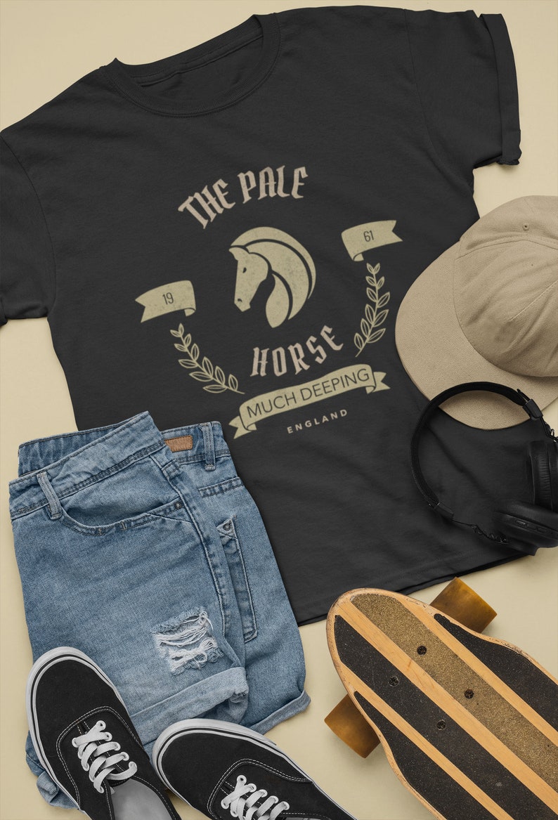K&ouml;nnte beinhalten: Schwarzes T-Shirt mit einem Vintage-Grafikdruck eines Pferdekopfes mit dem Text "The Pale Horse" und "Much Deeping, England".