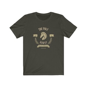 K&ouml;nnte beinhalten: Ein dunkelgr&uuml;nes T-Shirt mit einer Vintage-Grafik eines Pferdekopfes. Die Grafik lautet "The Pale Horse" und "Much Deeping, England".