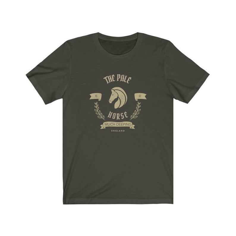 K&ouml;nnte beinhalten: Ein dunkelgr&uuml;nes T-Shirt mit einer Vintage-Grafik eines Pferdekopfes. Die Grafik lautet "The Pale Horse" und "Much Deeping, England".