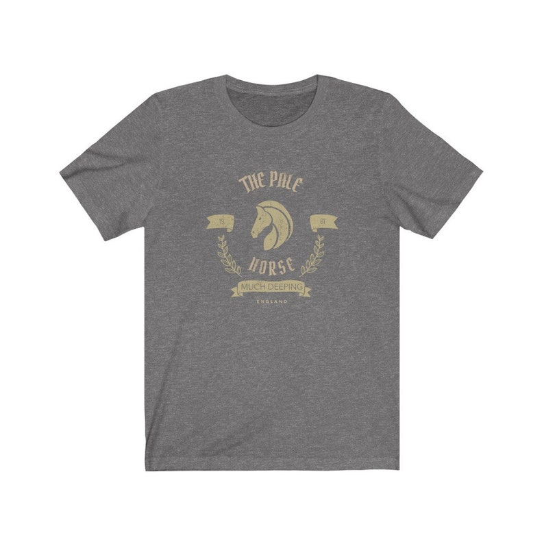 K&ouml;nnte beinhalten: Ein heidefarbenes T-Shirt mit einer Vintage-Grafik eines Pferdekopfes mit dem Text "The Pale Horse" und "Much Deeping, England".