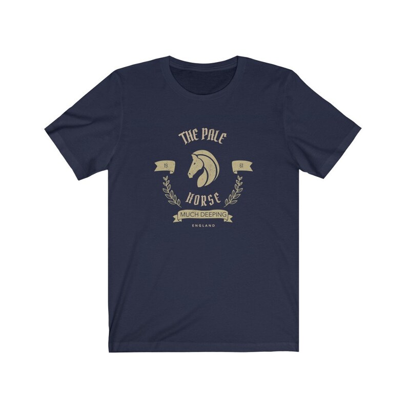 K&ouml;nnte beinhalten: Marineblaues T-Shirt mit einem Vintage-Grafikdruck eines Pferdekopfes mit dem Text "The Pale Horse, Much Deeping, England".