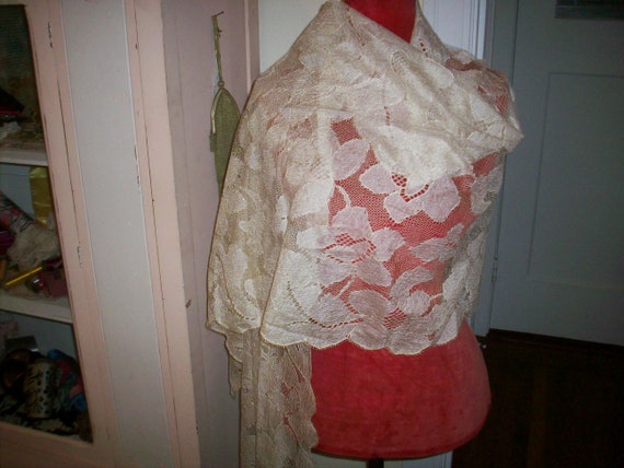 Gorgeous shawl antique Blonde lace ivory color - image 7