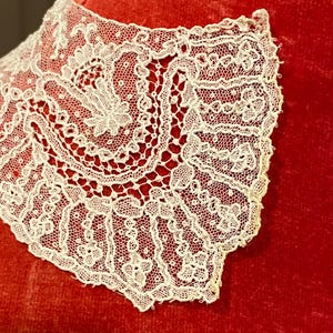 Pizzo antico fatto a mano, colletto in pizzo Point de Gaze color crema del XIX secolo, circa 1825