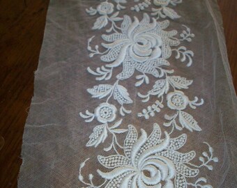 Dentelle antique d’origine française 1910 filet pur coton très fin fortement brodé blanc à crème fournitures vintage