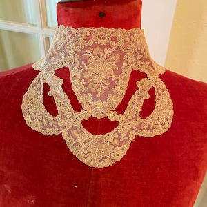 Cuello de encaje antiguo de red de algodón bordada, década de 1920