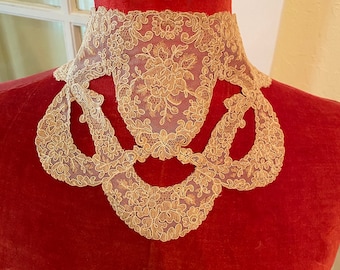 Antique lace collar of embroidered cotton netting 1920s