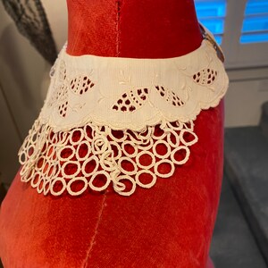 Puede incluir: Collar de encaje blanco con un delicado dise&ntilde;o floral. El collar est&aacute; hecho de encaje de ganchillo y tiene un borde festoneado.