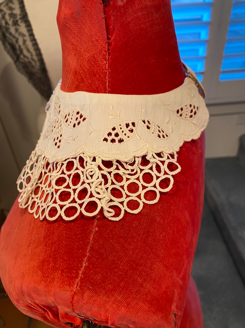 Puede incluir: Collar de encaje blanco con un delicado dise&ntilde;o floral. El collar est&aacute; hecho de encaje de ganchillo y tiene un borde festoneado.