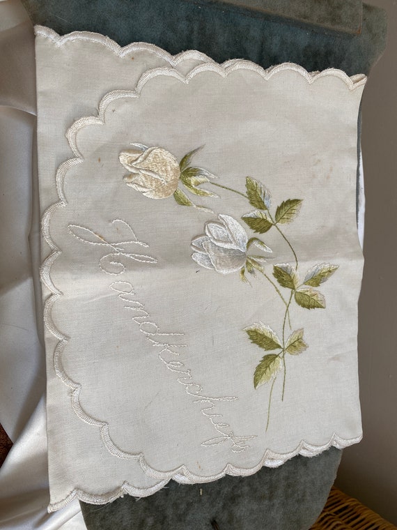 Divine handkerchief case of linen with embroidere… - image 3