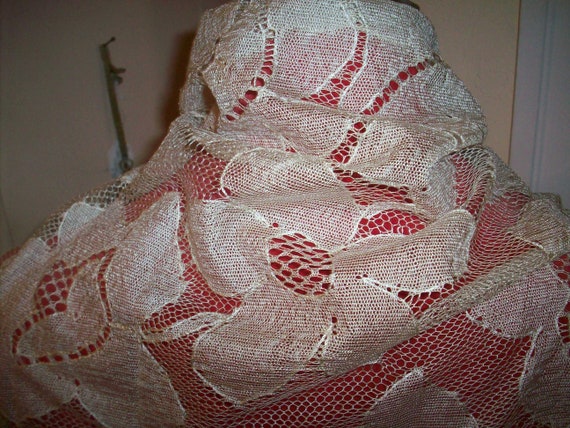 Gorgeous shawl antique Blonde lace ivory color - image 3