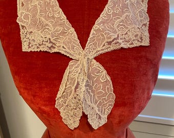 Antique lace collar of embroidered cotton netting and batiste 1920s