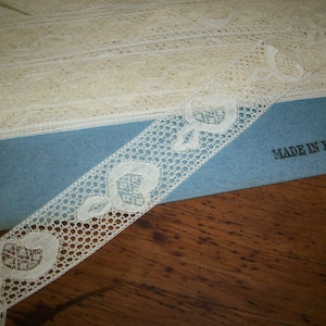 Antique fine cotton lace beautiful deco pattern