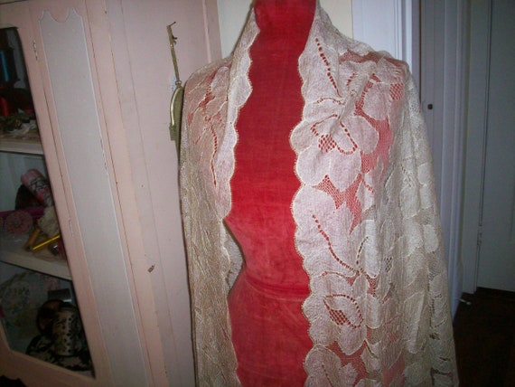 Gorgeous shawl antique Blonde lace ivory color - image 4