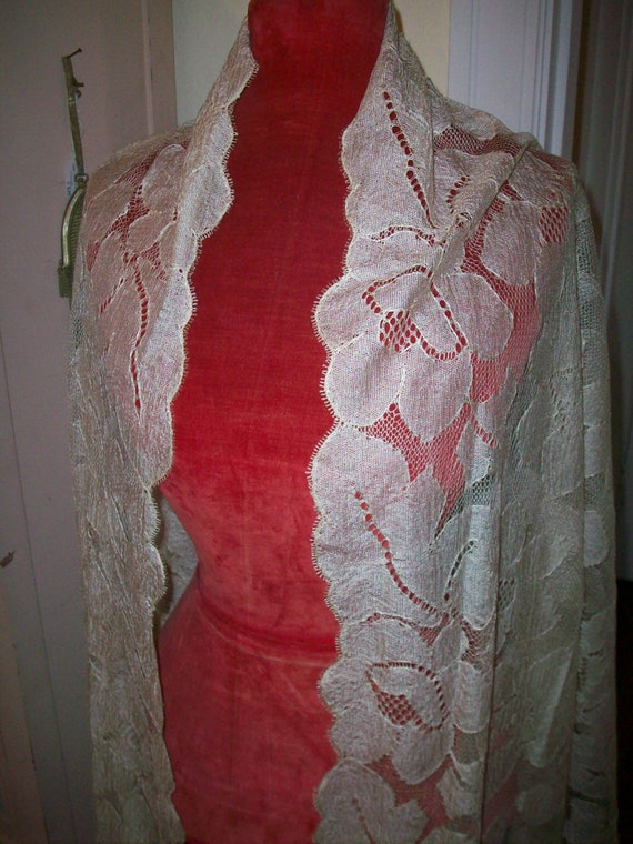 Gorgeous shawl antique Blonde lace ivory color - image 5