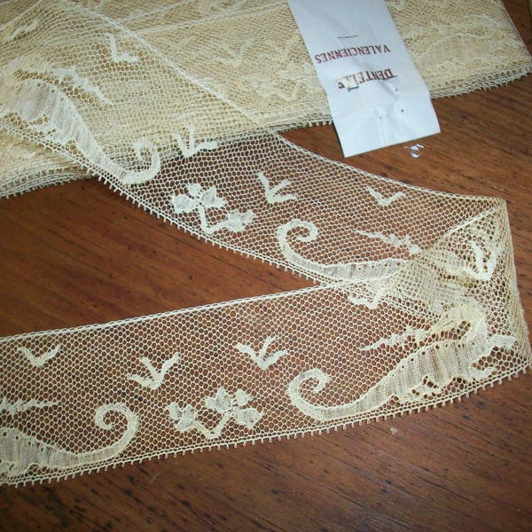 Rare picture/museum lace dragon and crest fine cotton lace 1920s