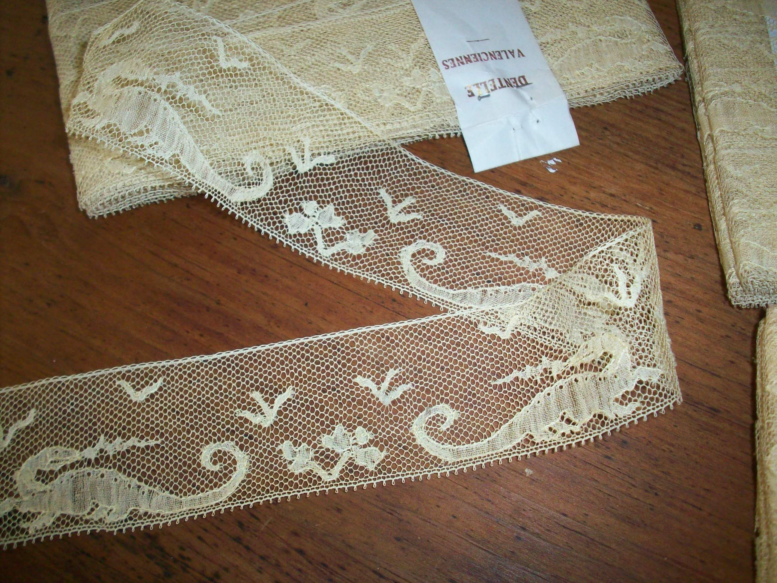 Rare picture/museum lace dragon and crest fine cotton lace 1920s